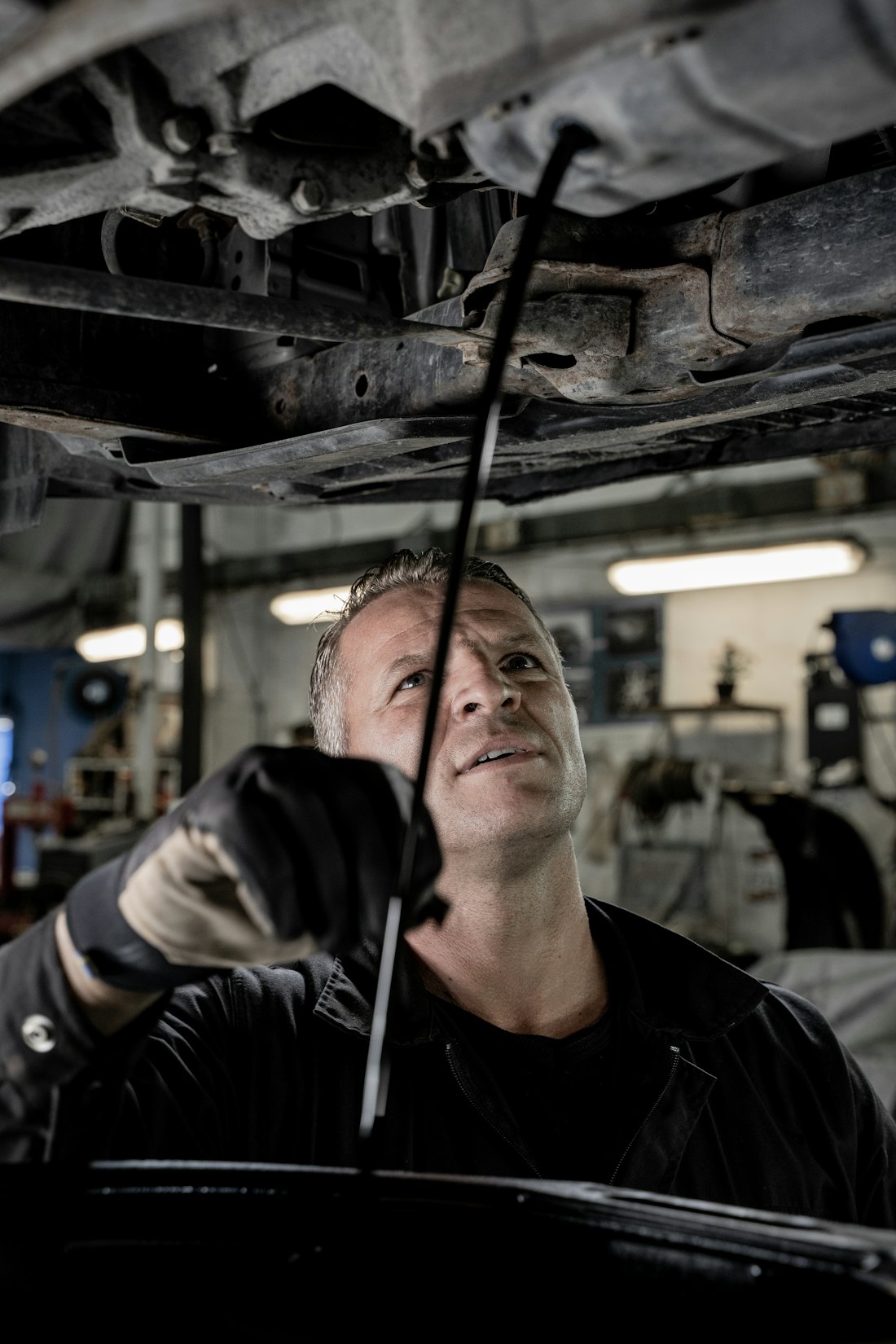 Monteur aan het werk in de werkplaats
